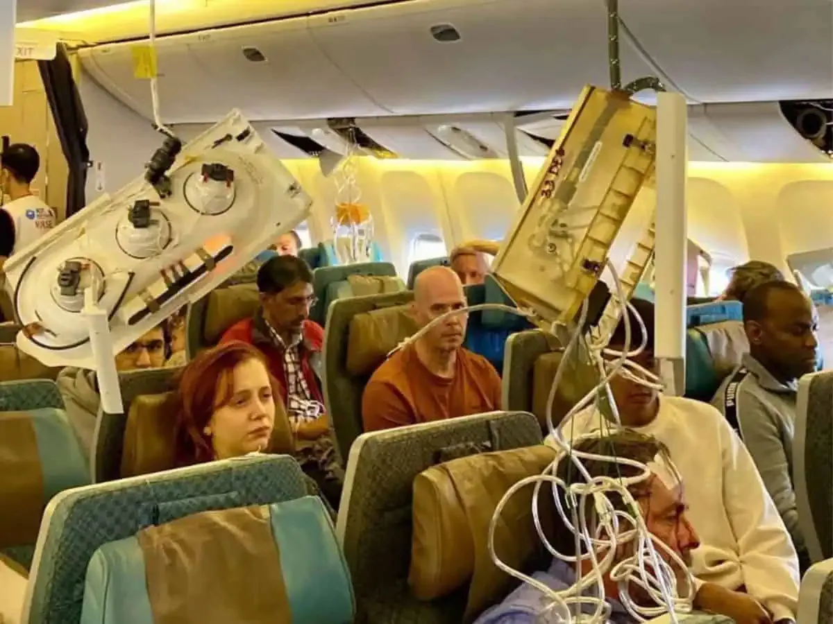 may-bay-singapores-airlines-bi-nhieu-loan-phai-ha-canh-gap-6