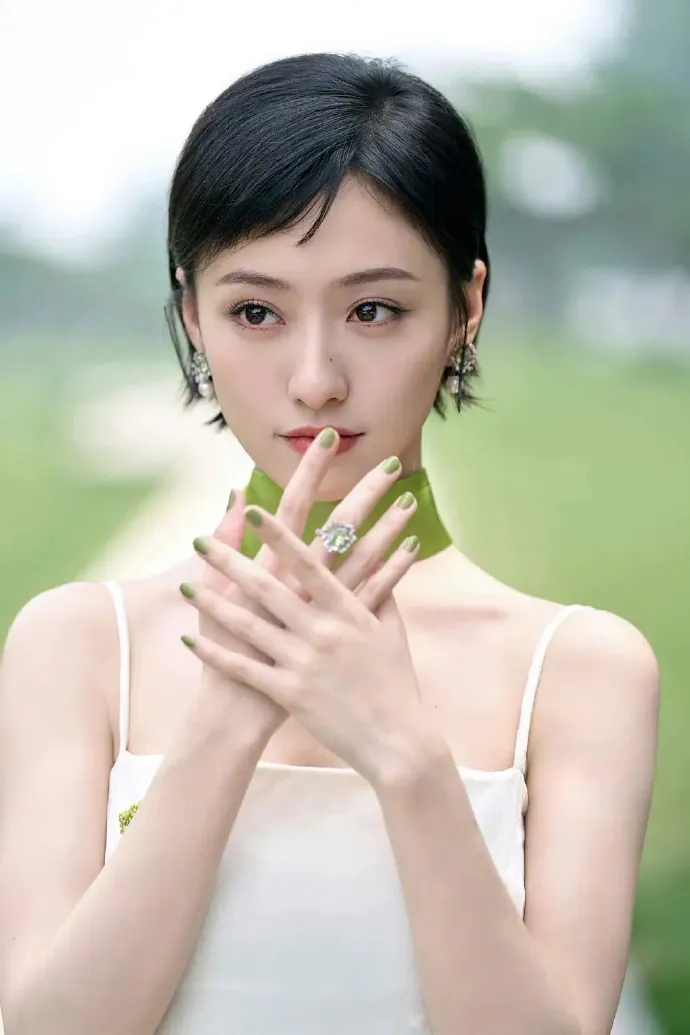 duong-mich-bi-dan-em-giat-spotlight-tren-san-khau-ho-yeu-1