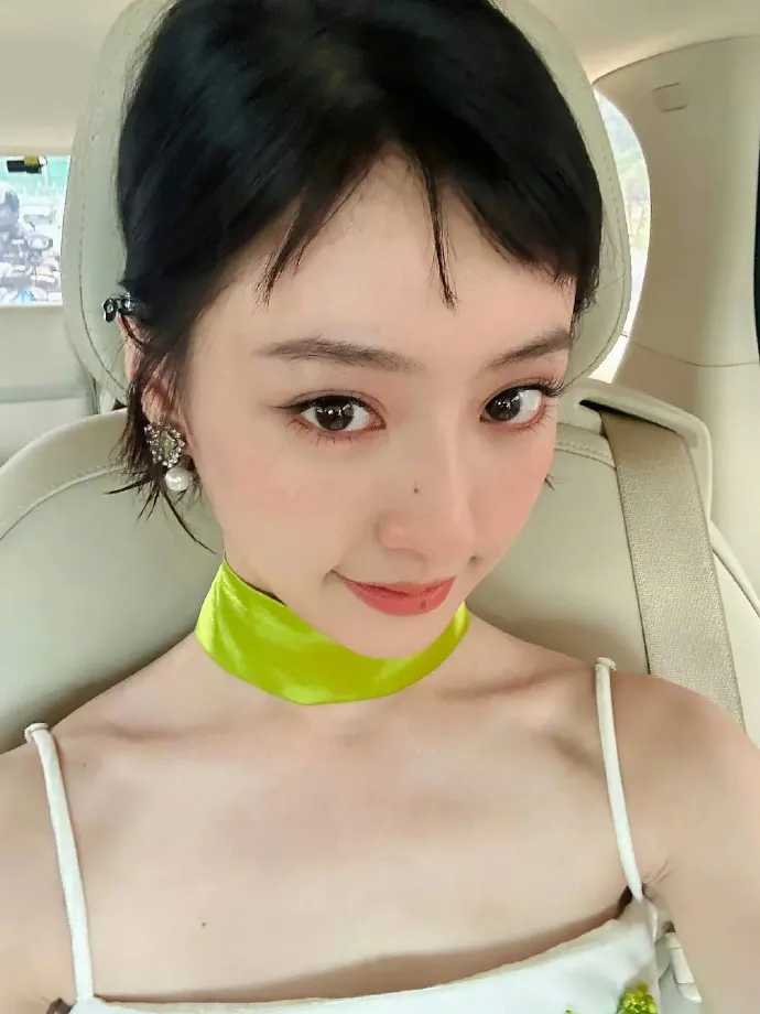 duong-mich-bi-dan-em-giat-spotlight-tren-san-khau-ho-yeu-2