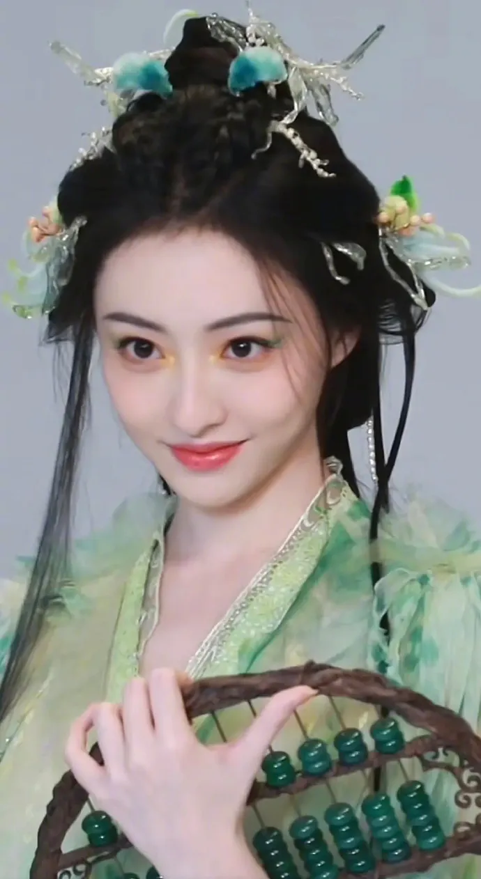 duong-mich-bi-dan-em-giat-spotlight-tren-san-khau-ho-yeu-4