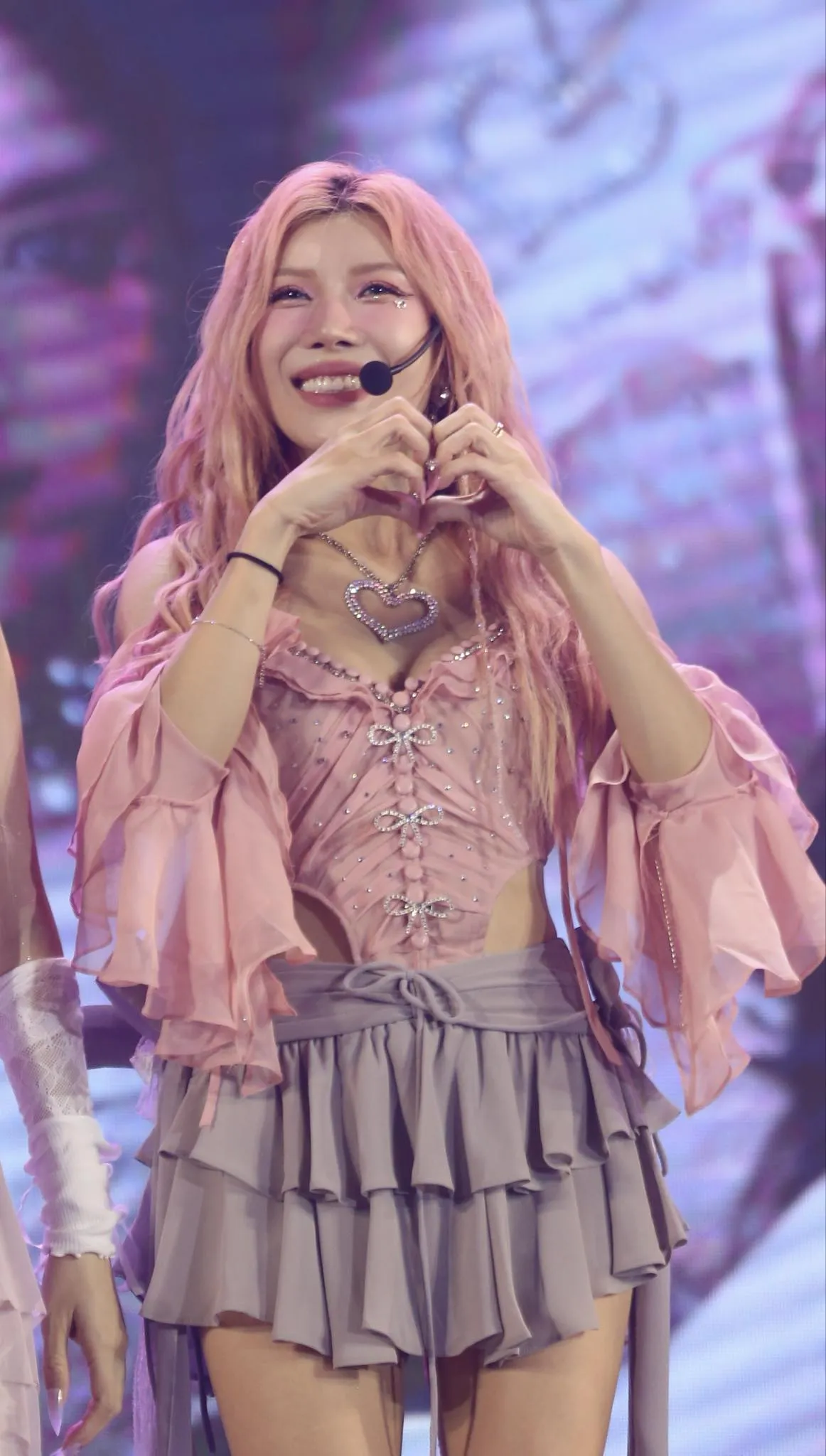 ninh-duong-lan-ngoc-tu-uc-bay-ve-du-showcase-debut-cua-lunas-4