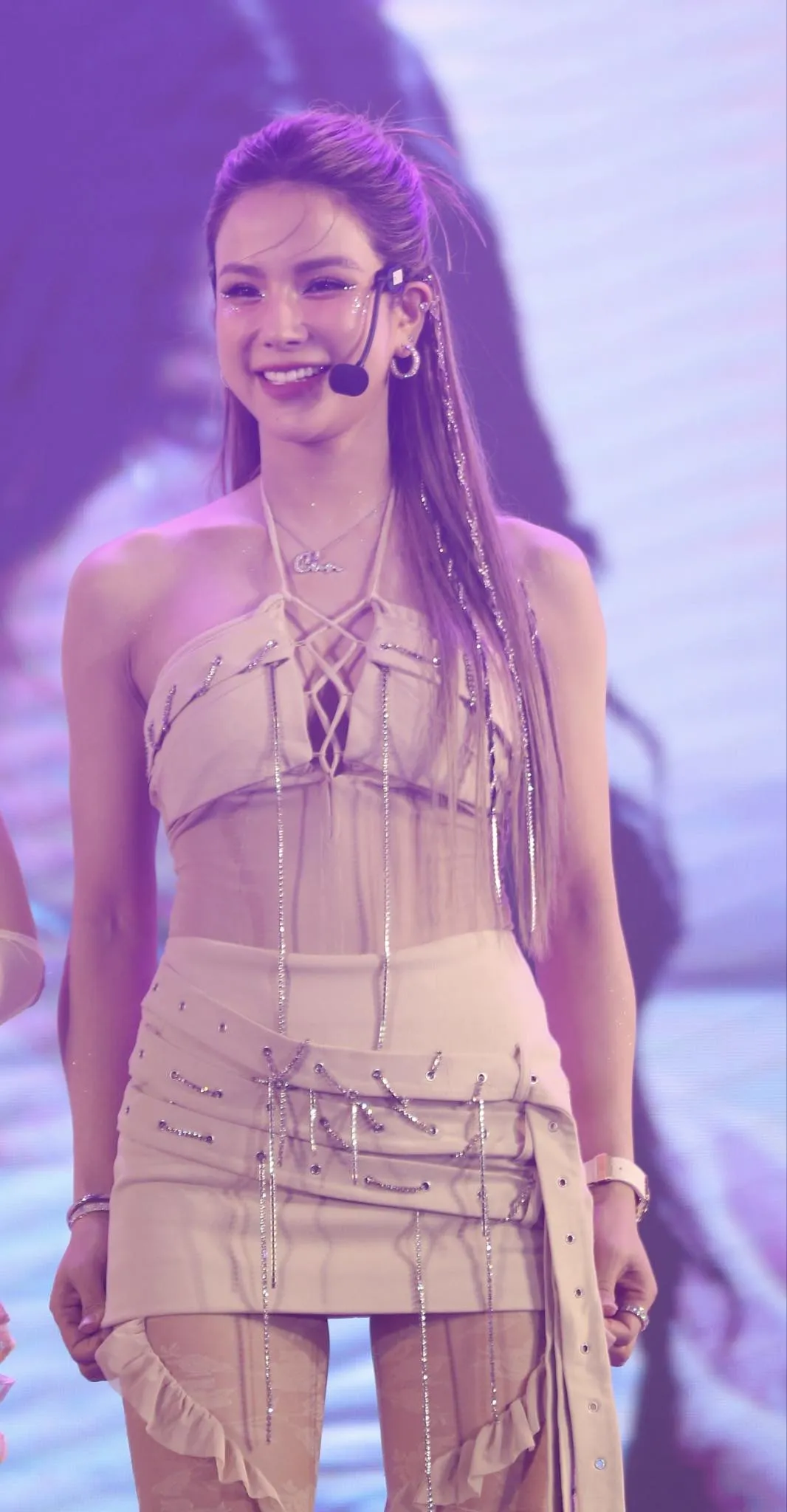 ninh-duong-lan-ngoc-tu-uc-bay-ve-du-showcase-debut-cua-lunas-7