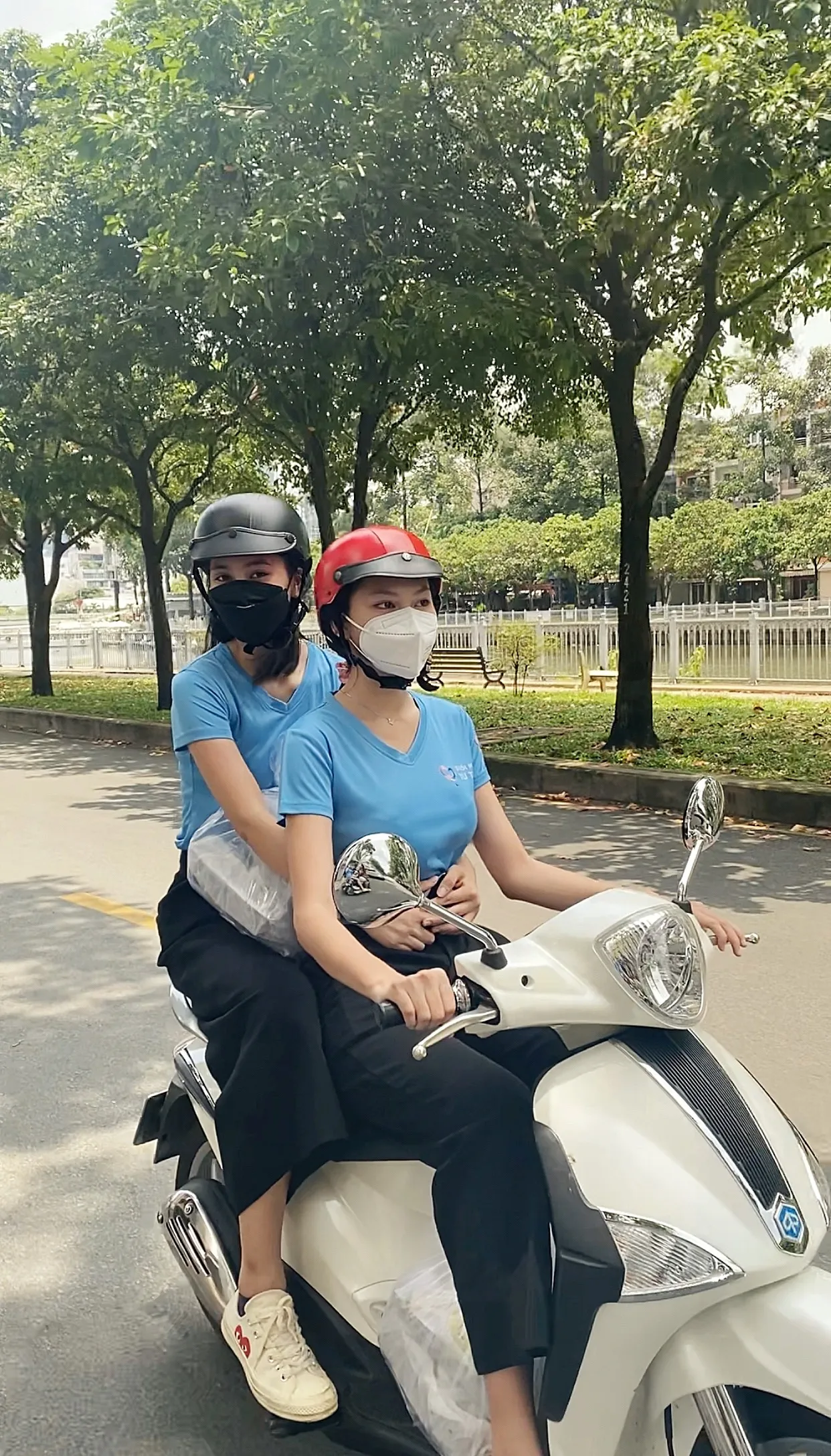 tieu-vy-hat-tay-dong-nghiep-bi-camera-quay-lai-netizen-hoang-mang-3