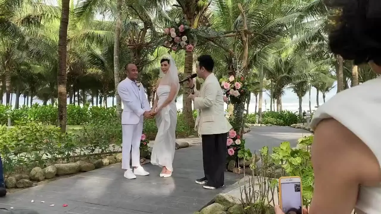 dam-cuoi-xuan-lan-bi-an-nhat-vbiz-chu-re-den-ngay-cuoi-moi-lo-dien-3