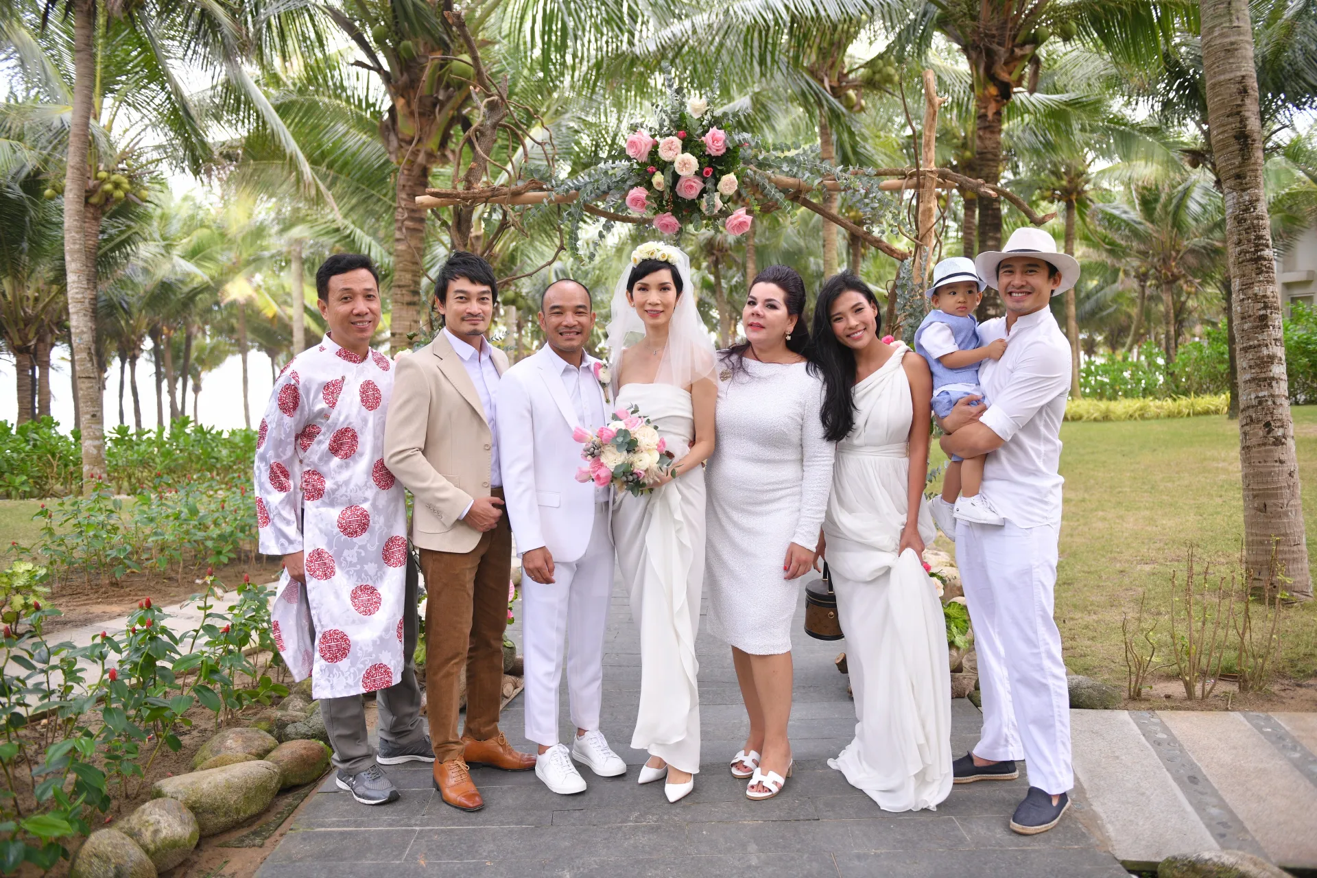 dam-cuoi-xuan-lan-bi-an-nhat-vbiz-chu-re-den-ngay-cuoi-moi-lo-dien-7