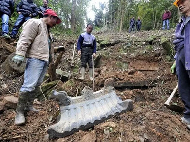 vi-sao-trom-mo-so-nhin-thay-cay-lieu-ben-canh-ngoi-mo-1