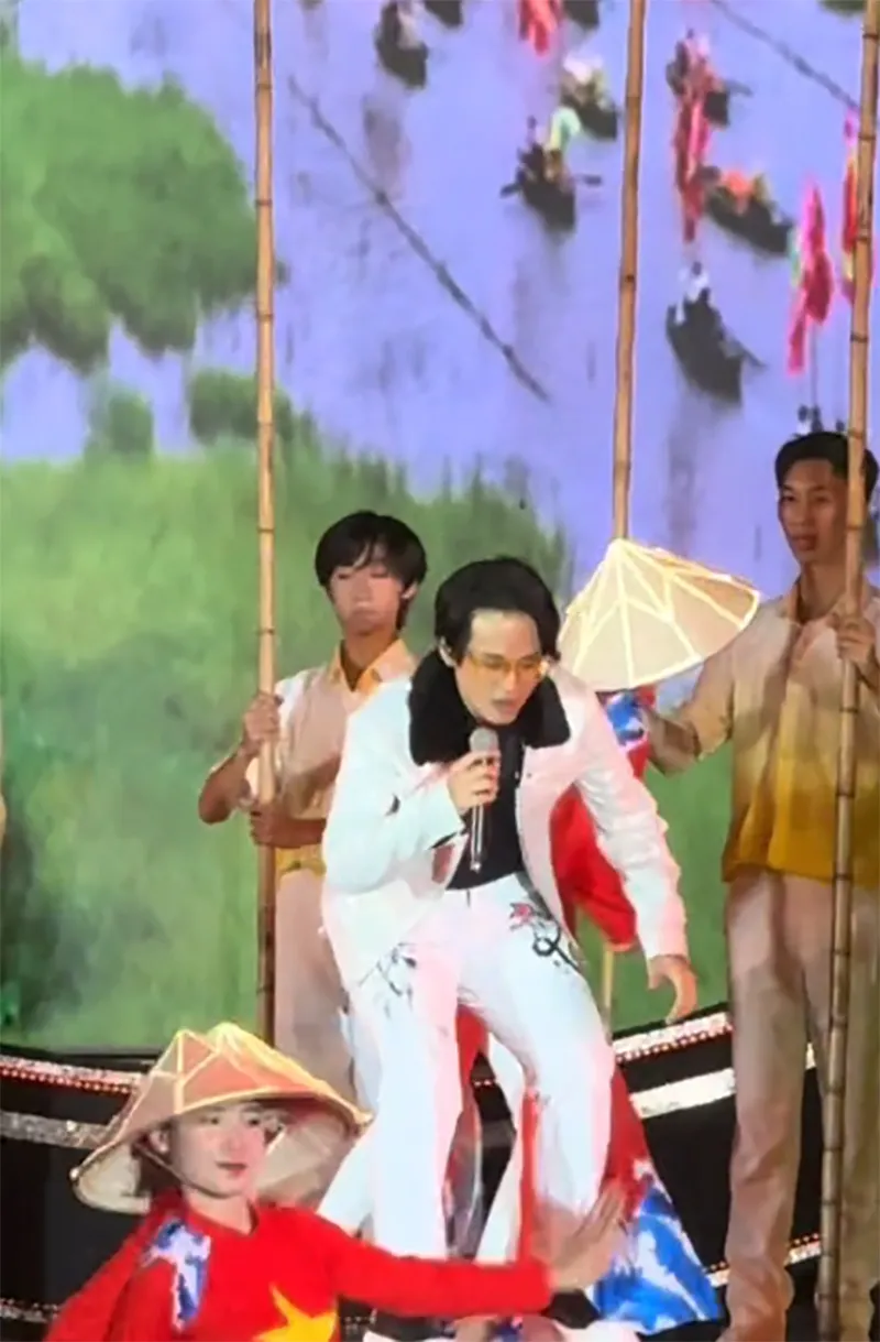 ha-anh-tuan-dang-hat-thi-suyt-ngat-xiu-tren-san-khau-1