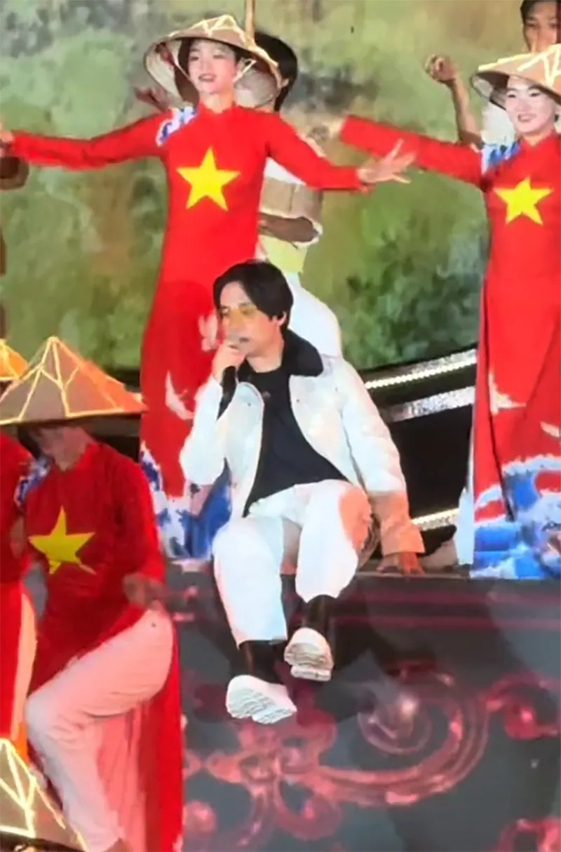 ha-anh-tuan-dang-hat-thi-suyt-ngat-xiu-tren-san-khau-3