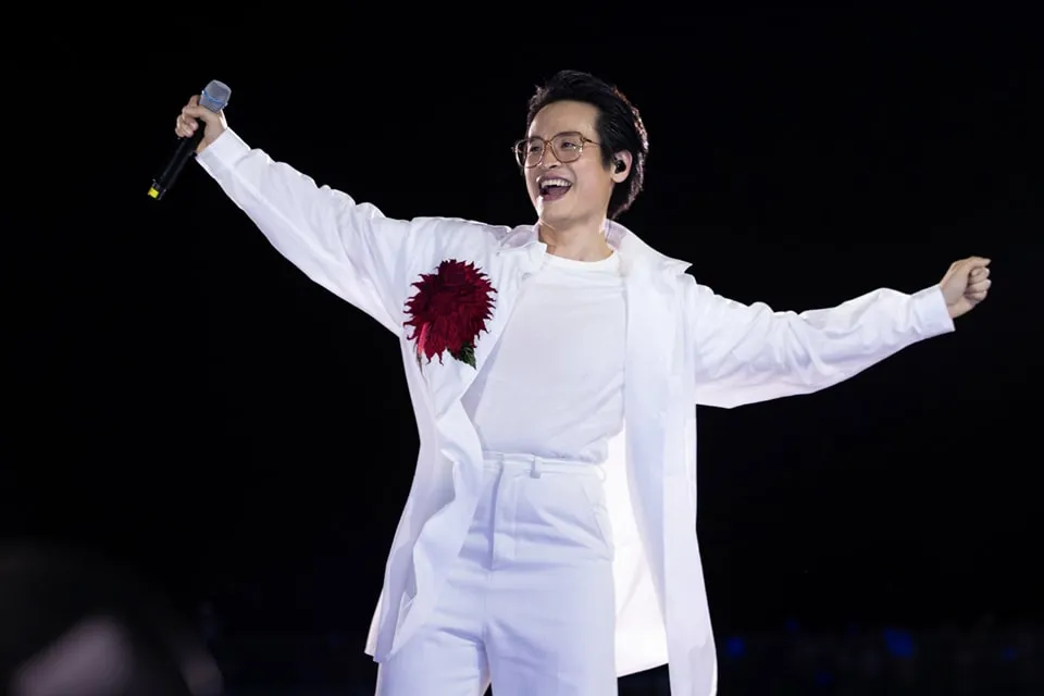 ha-anh-tuan-dang-hat-thi-suyt-ngat-xiu-tren-san-khau-7