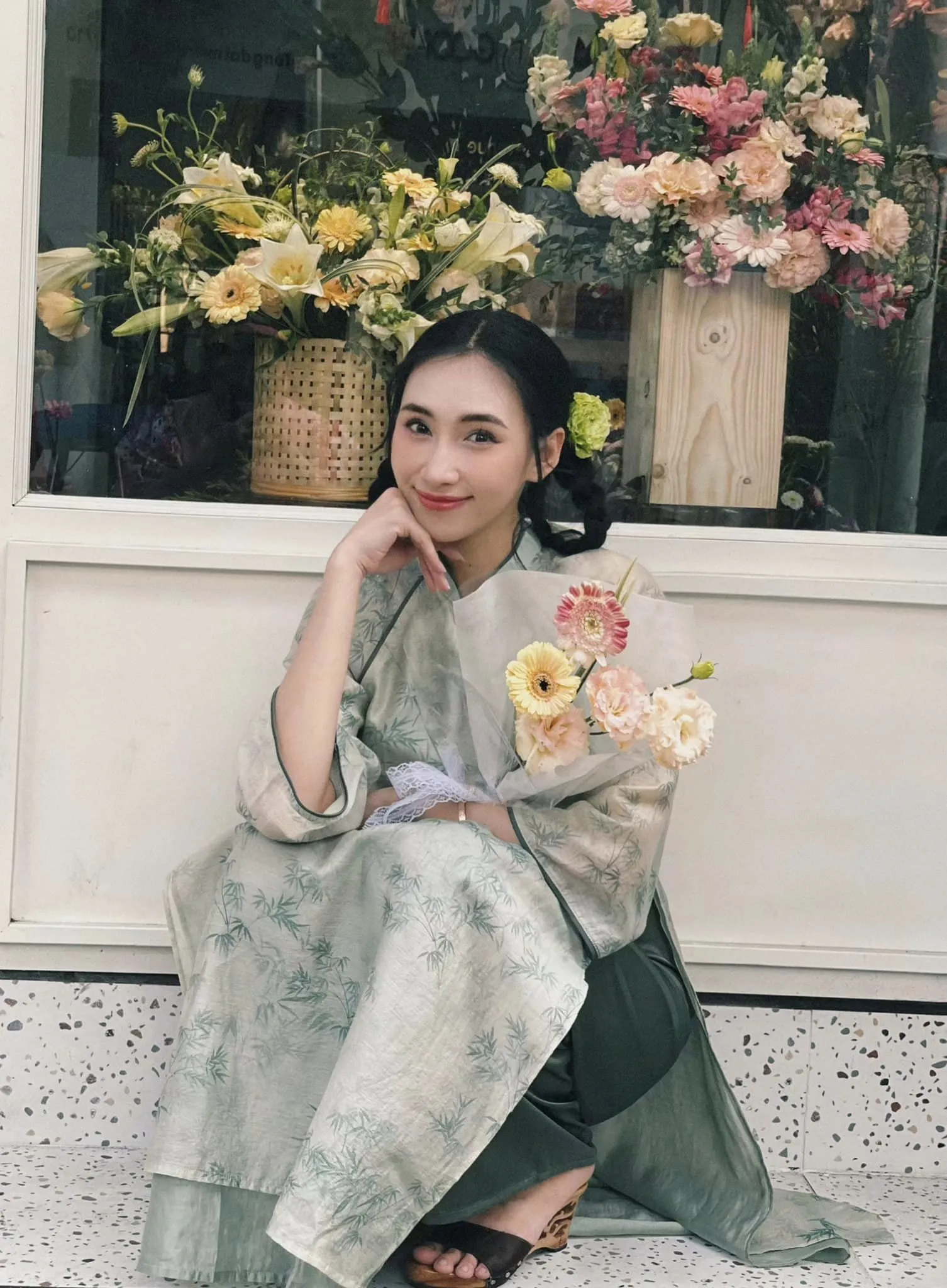 nhan-sac-chi-dau-tu-vi-trong-dau-hao-mon-ngoai-doi-boc-lua-7