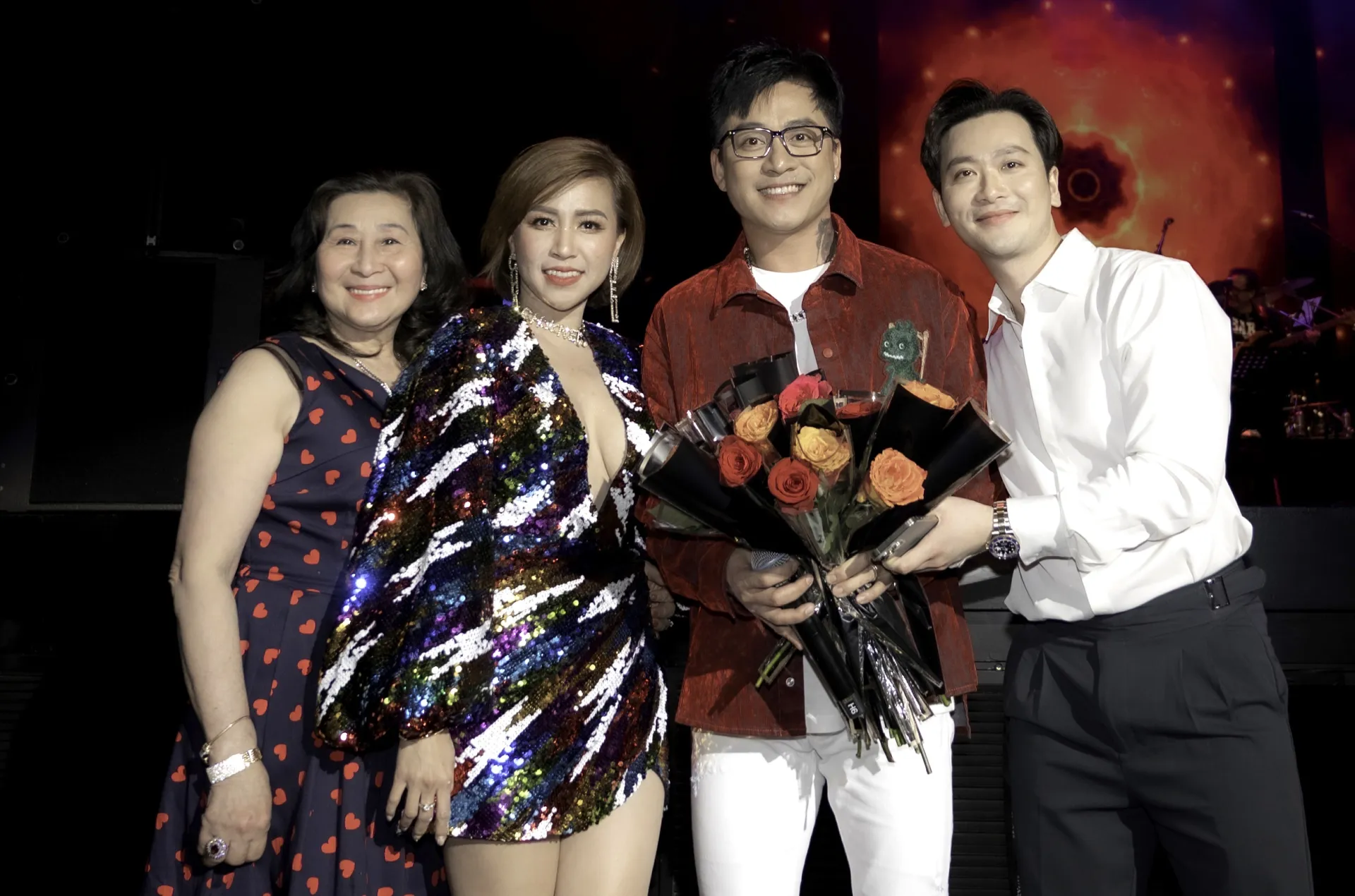 Ca sĩ Tuấn Hưng nhận hoa từ BTC