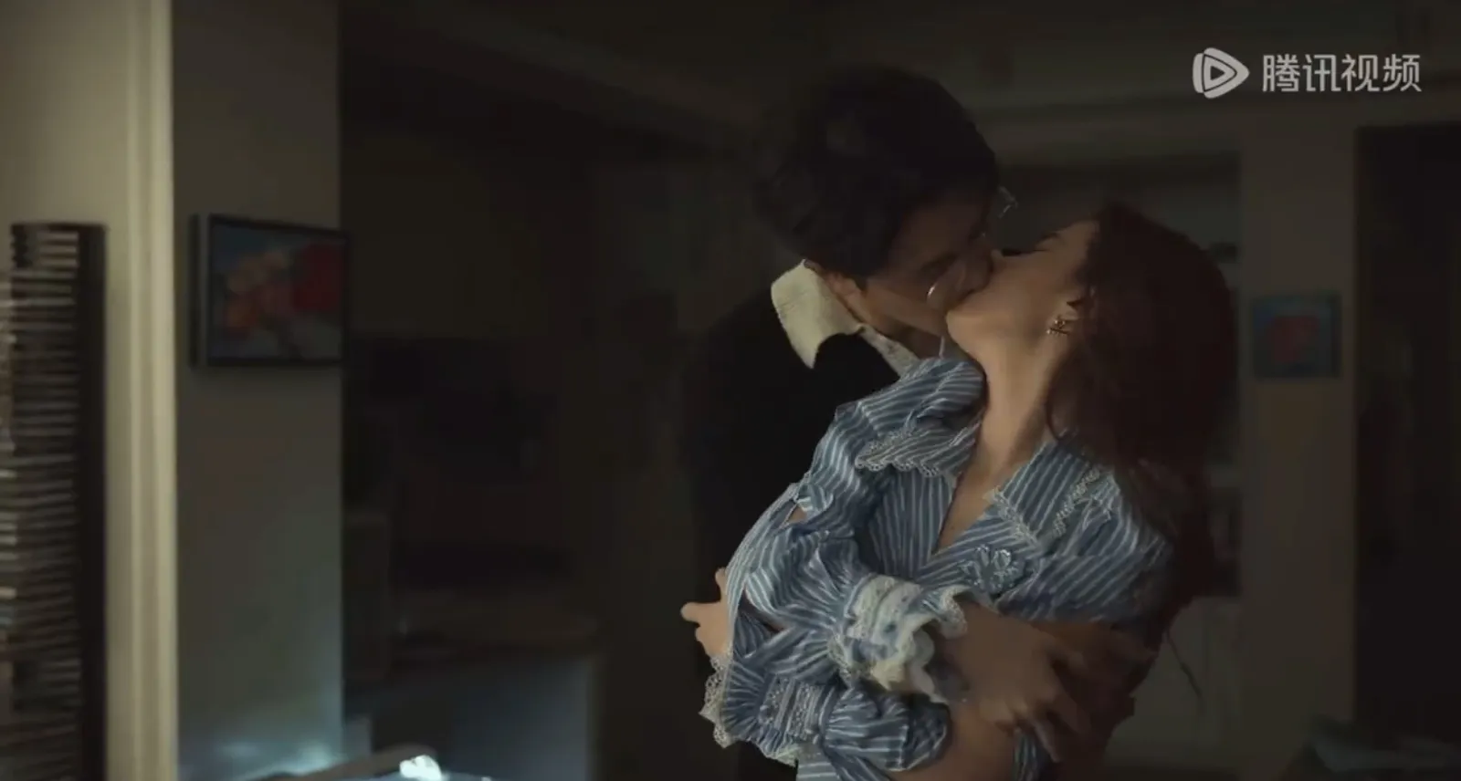 phim-moi-cua-luu-diec-phi-gay-uc-che-khan-gia-doi-tay-chay-11