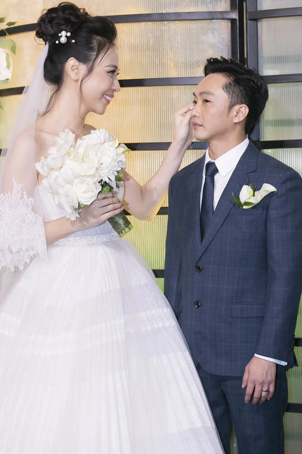 dong-thai-la-cua-vo-chong-cuong-do-la-tren-mang-xa-hoi-2