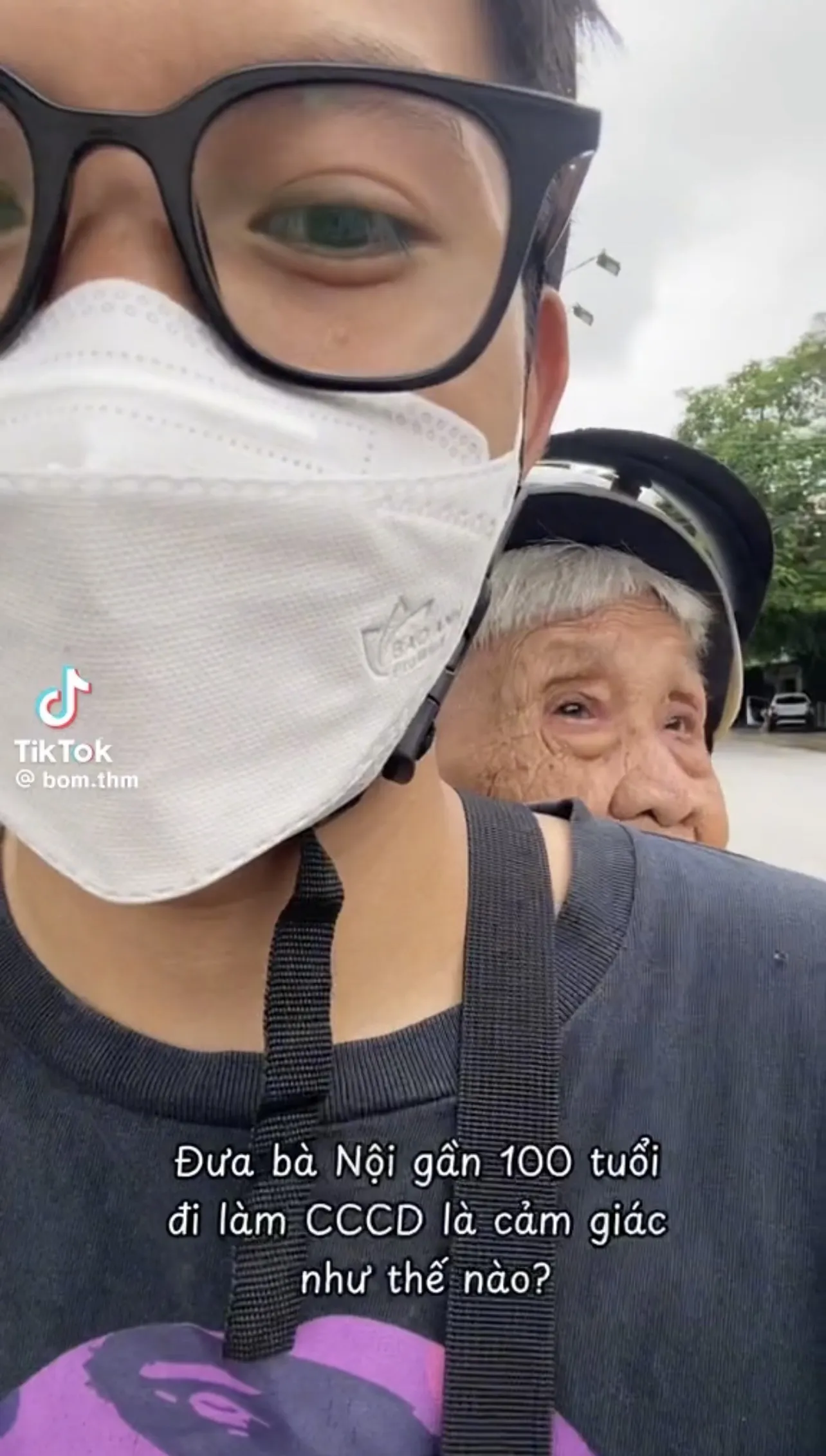 clip-chau-trai-cho-ba-99-tuoi-di-lam-can-cuoc-cong-dan-gay-xuc-dong-1