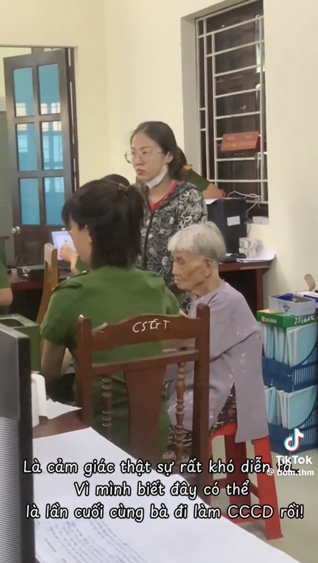 clip-chau-trai-cho-ba-99-tuoi-di-lam-can-cuoc-cong-dan-gay-xuc-dong-4