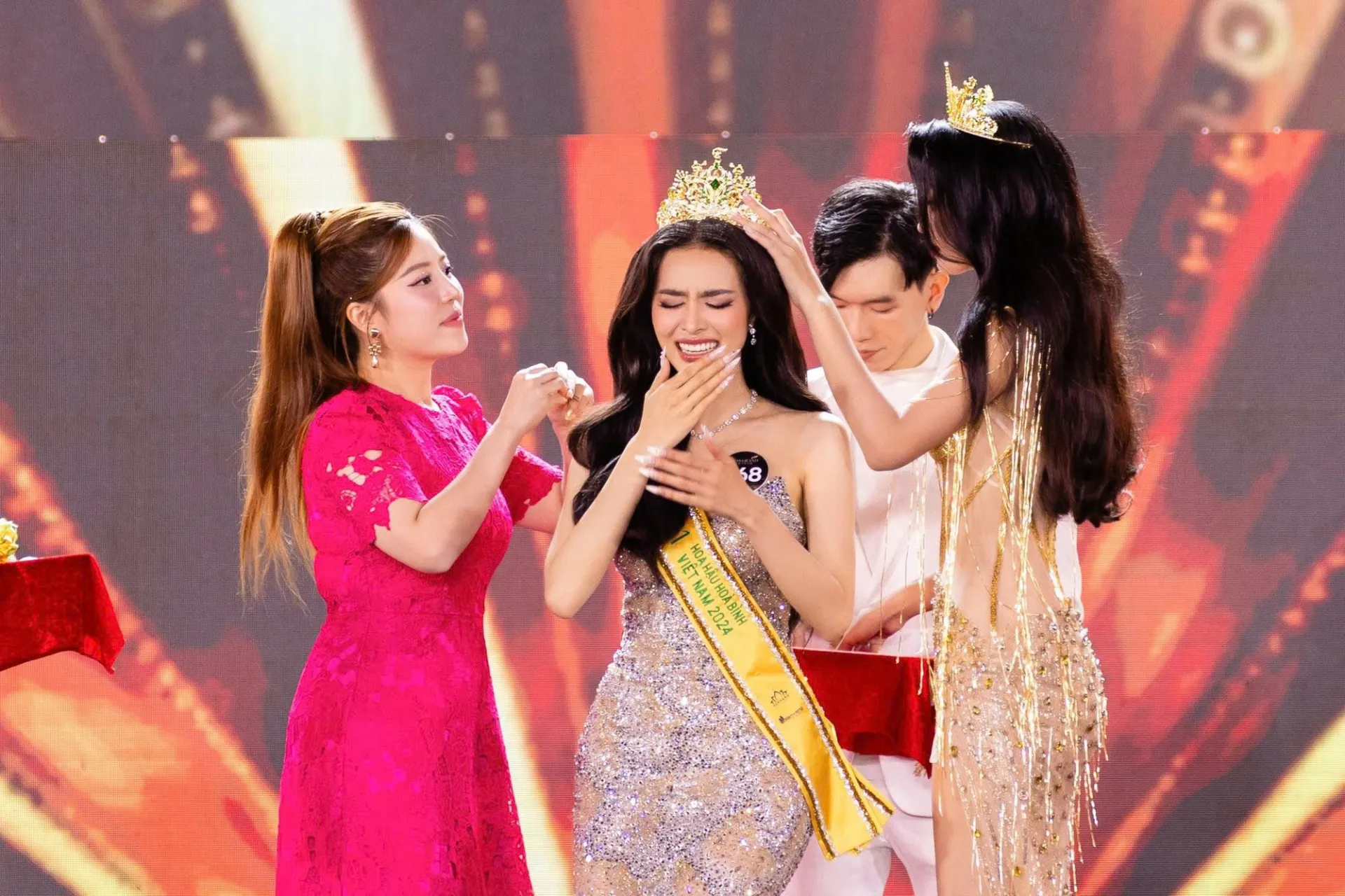 vi-sao-nha-tai-tro-miss-grand-viet-nam-2024-chon-a-hau-1-hanh-nguyen-lam-dai-su-khong-phai-hoa-hau-que-anh-2