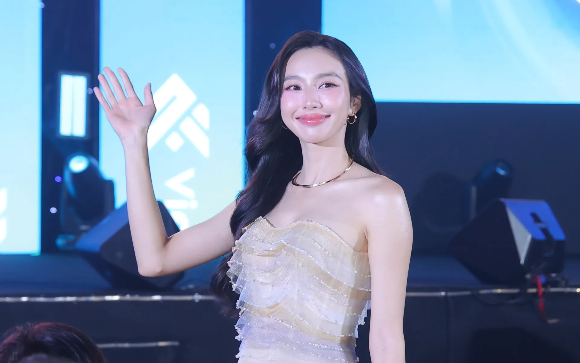 nghi-van-thuy-tien-bo-dep-hhen-nie-tai-su-kien-3