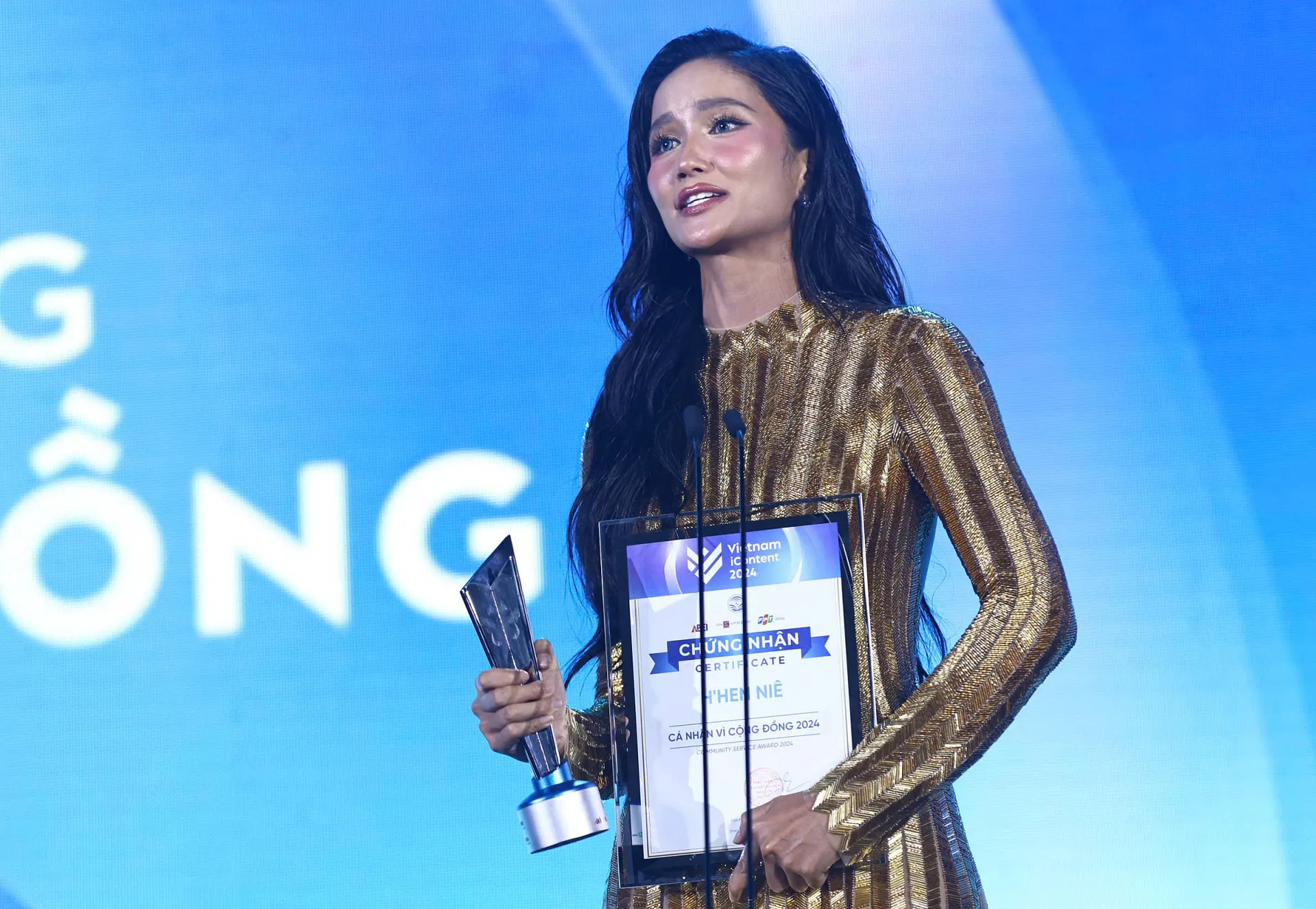 nghi-van-thuy-tien-bo-dep-hhen-nie-tai-su-kien-4