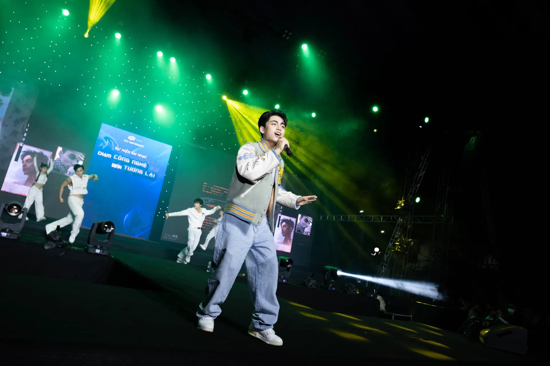 Anh 1 Bai 165-II TS FPTU 2023 v1.0