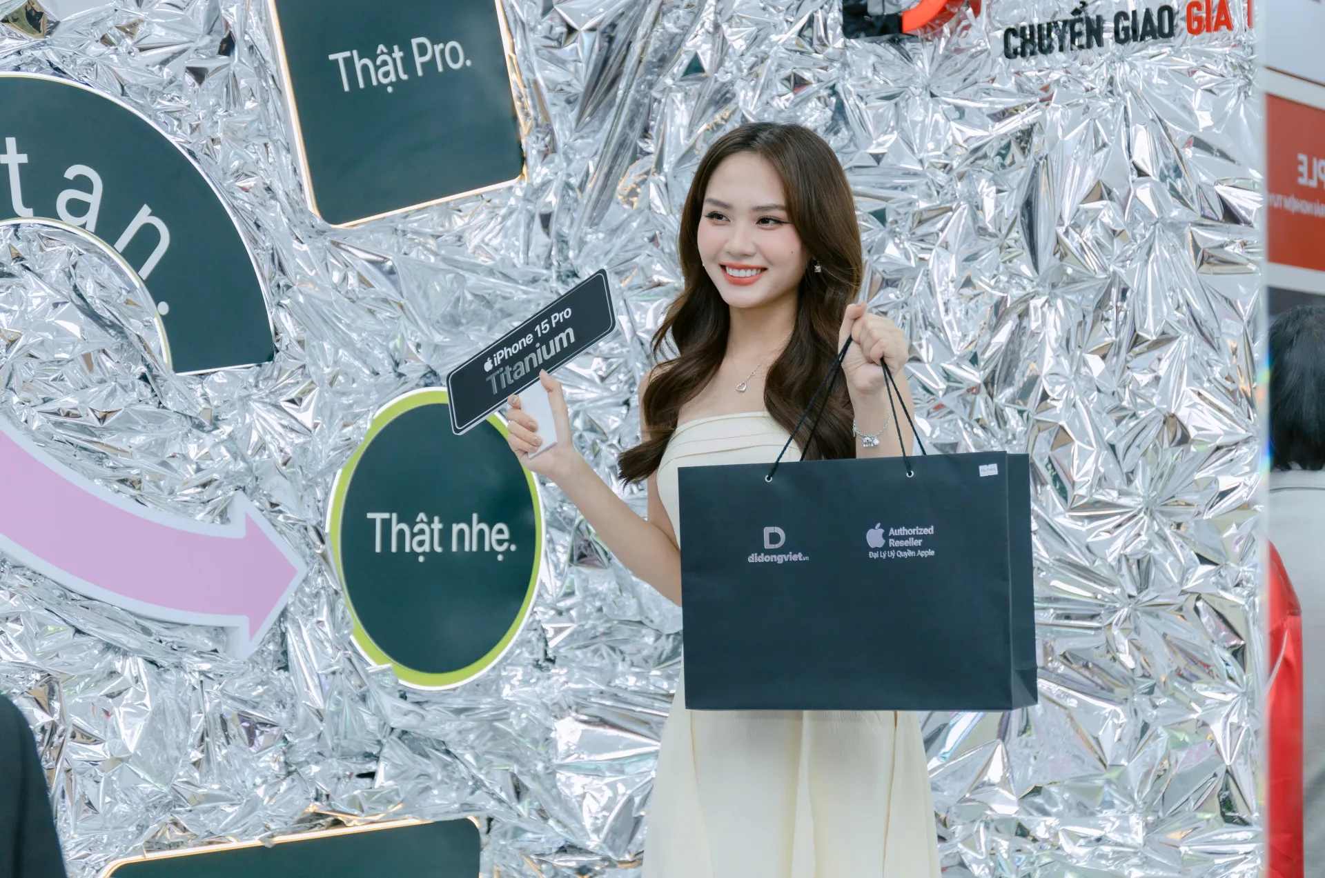 Hoa hậu Mai Phương vui vẻ chụp ảnh check-in tại Di Động Việt