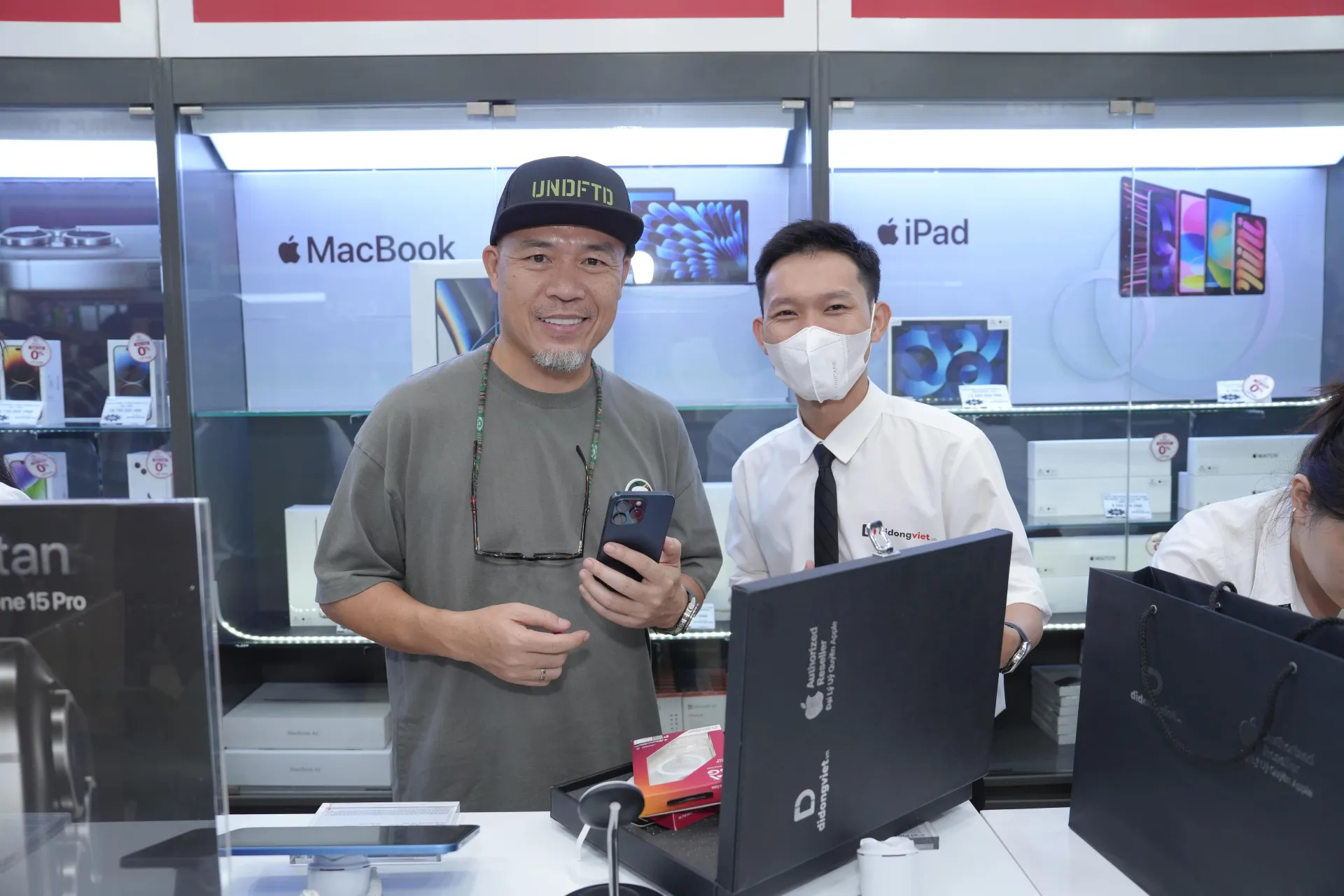 Nhạc sĩ Huy Tuấn Trade-in iPhone 15 Pro Max tại Di Động Việt