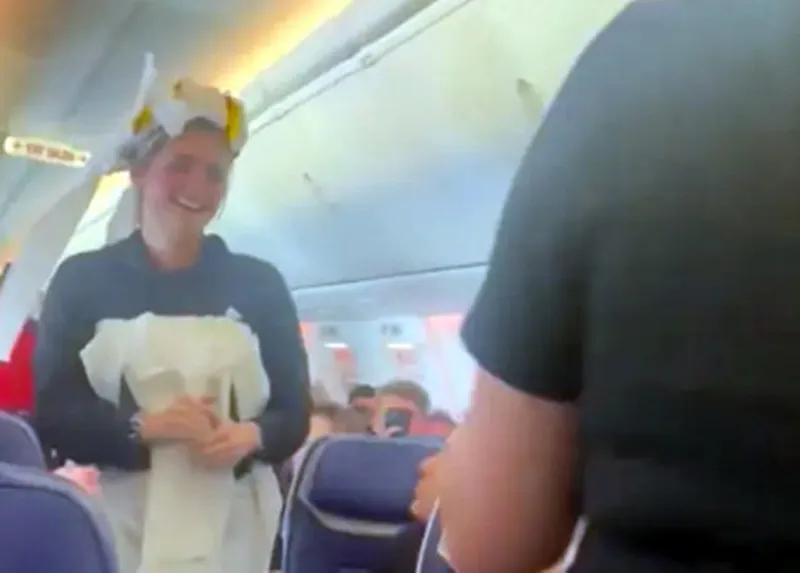 dam-cuoi-tren-may-bay2-986