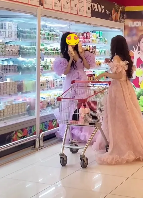 trao-luu-mac-vay-cong-chua-di-sieu-thi-nay-da-co-nguoi-bi-cam-cua-47f-6882387