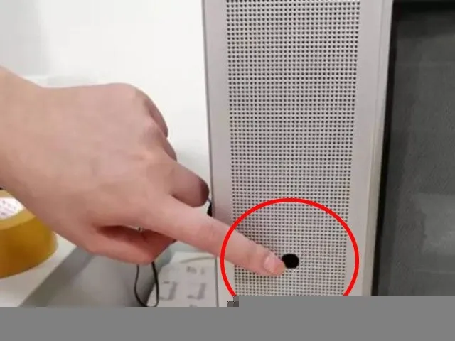 1683771089-thue-nha-tro-co-chiec-tv-cu-cap-vo-chong-nghe-thay-tieng-xeo-xeo-sung-so-khi-thao-tv-ra-kiem-tra-1-1683713518-87-width640height480-width640height480