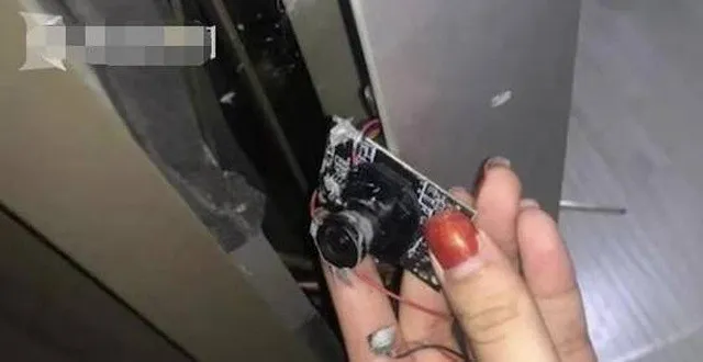 1683771089-thue-nha-tro-co-chiec-tv-cu-cap-vo-chong-nghe-thay-tieng-xeo-xeo-sung-so-khi-thao-tv-ra-kiem-tra-4-1683713518-41-width640height330-width640height330