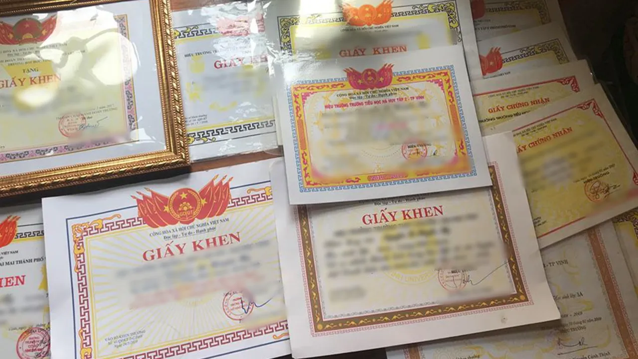 phia-sau-goc-nghieng-hut-hon-nu-sinh-xu-nghe-khoe-bo-suu-tap-giay-khen-khien-ai-cung-cong-nhan-vua-xinh-vua-hoc-gioi-3