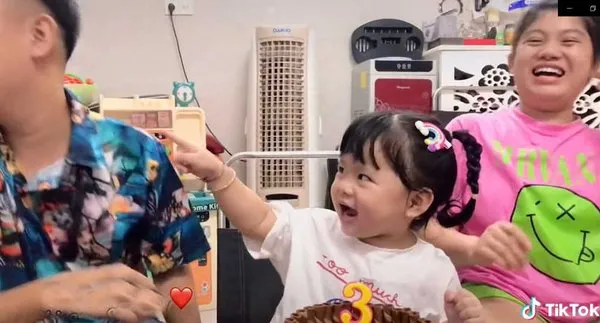 tiktoker-shishi-khoai-khoai-chay-nuoc-mieng