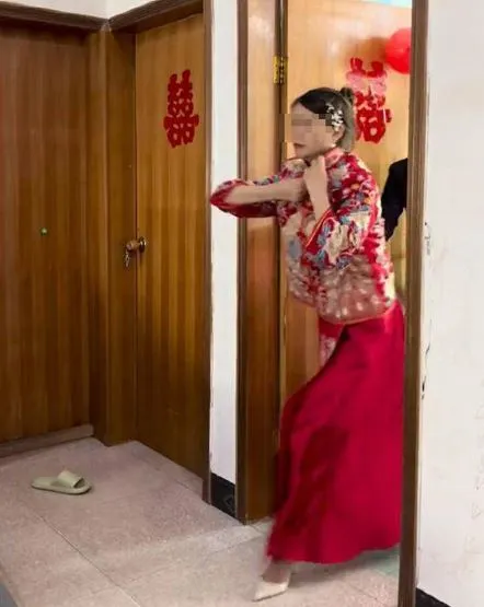 phat-hien-bi-mat-cua-chu-re-co-dau-coi-vay-cuoi-bo-ve-ngay-trong-dam-cuoi