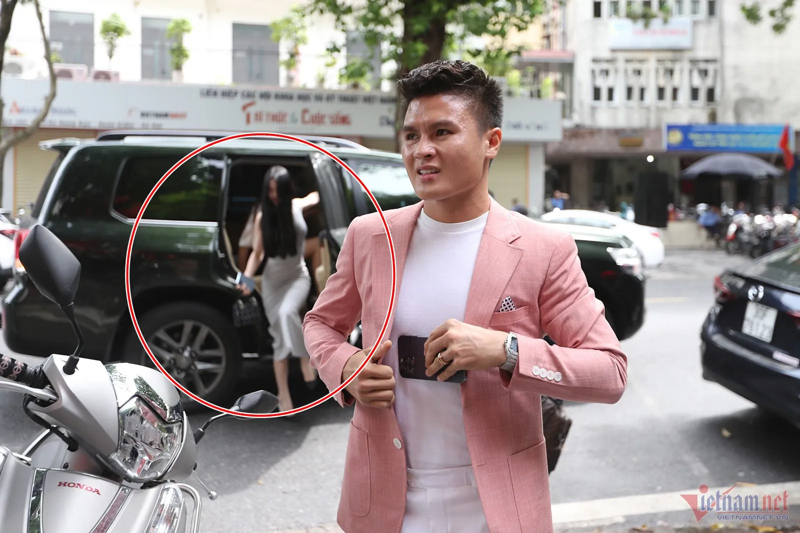 quang-hai-dien-vest-hong-lo-dien-cung-ban-gai