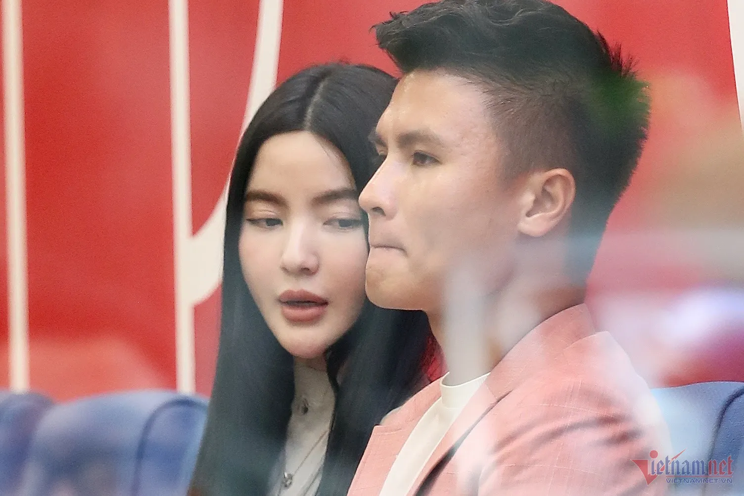 quang-hai-dien-vest-hong-lo-dien-cung-ban-gai-2