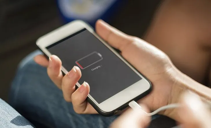 xuat-hien-cach-sac-pin-dien-thoai-bang-quan-ao-2