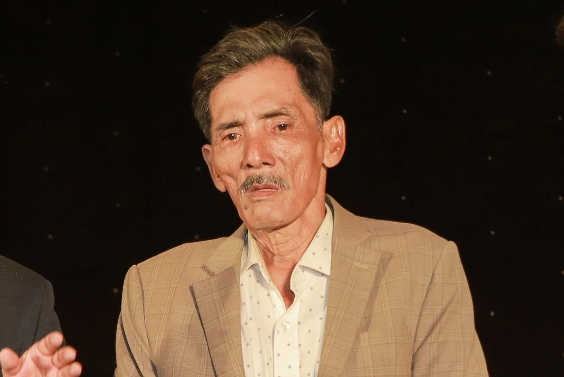 mot-nu-mc-len-tieng-chuyen-xo-nga-giat-hoa-cua-nam-nghe-si-1