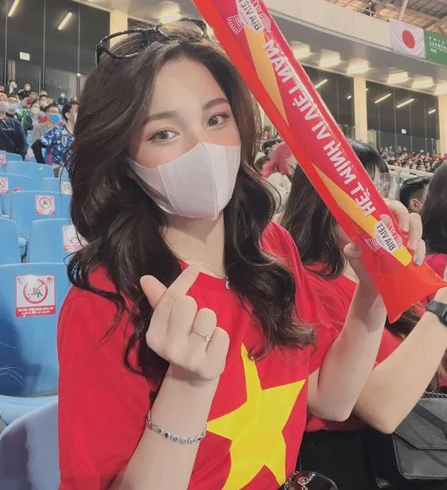 co-giang-vien-sinh-nam-96-noi-tieng-sau-mot-dem-2