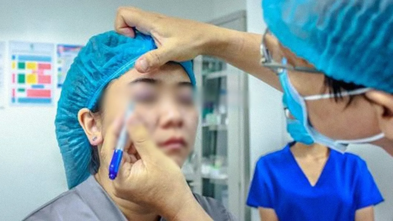 co-gai-hong-mat-vi-de-hoc-vien-thu-viec-cat-mi-1