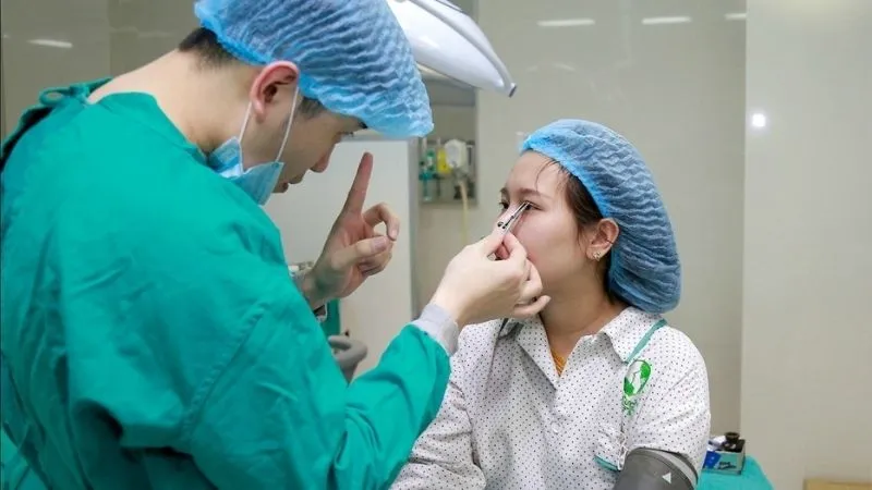 co-gai-hong-mat-vi-de-hoc-vien-thu-viec-cat-mi