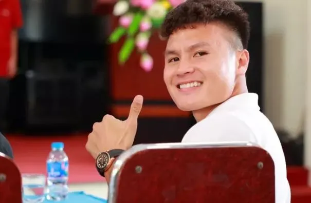 quang-hai-lam-tu-thien-giua-luc-ban-gai-tin-don-nhap-vien