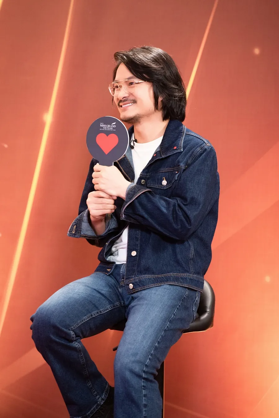 xuat-hien-vuong-mien-dao-nhai-khien-chong-ba-trum-hoa-hau-loai (1)