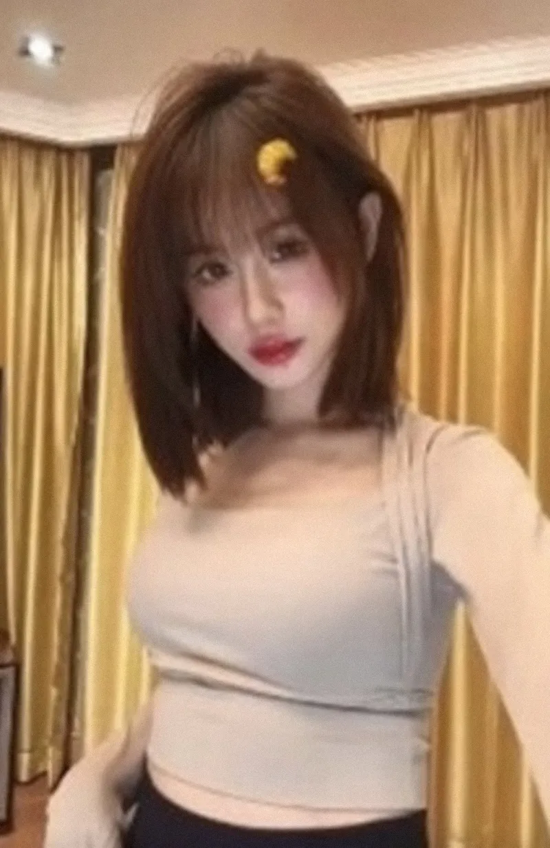 hot-girl-bi-tivi-phan-chu-lam-lo-anh-nhay-cam-trong-nha-tam-1