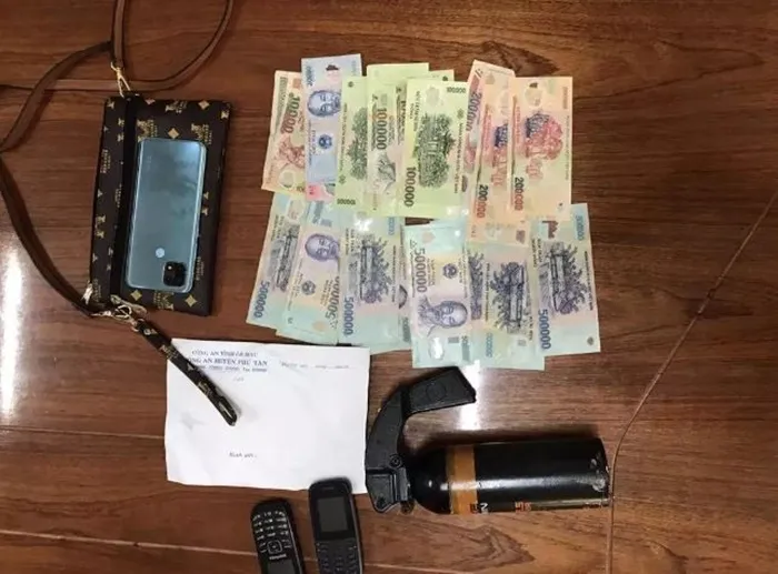 thieu-tien-tieu-xai-ca-gia-dinh-ru-nhau-di-cuop-1