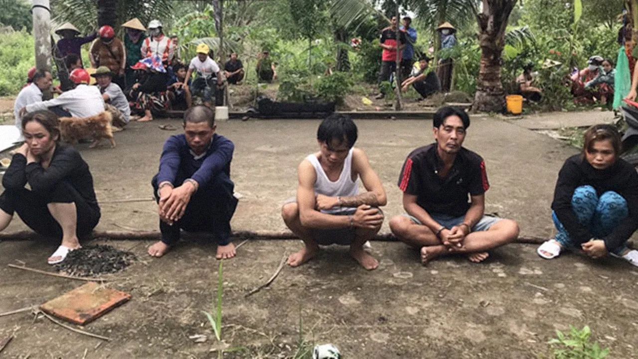 thieu-tien-tieu-xai-ca-gia-dinh-ru-nhau-di-cuop