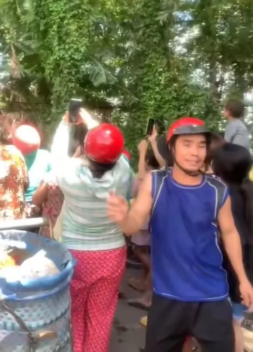 chim-hong-hoang-cuc-hiem-xuat-hien-can-nha-gap-hien-tuong-tam-linh-1