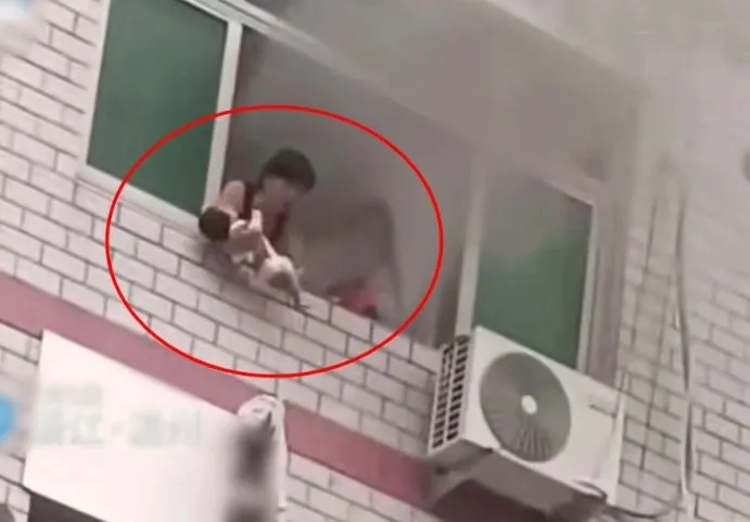 thot-tim-canh-nguoi-me-lam-chuyen-kho-tin-voi-con-tu-tang-4-de-cuu-con