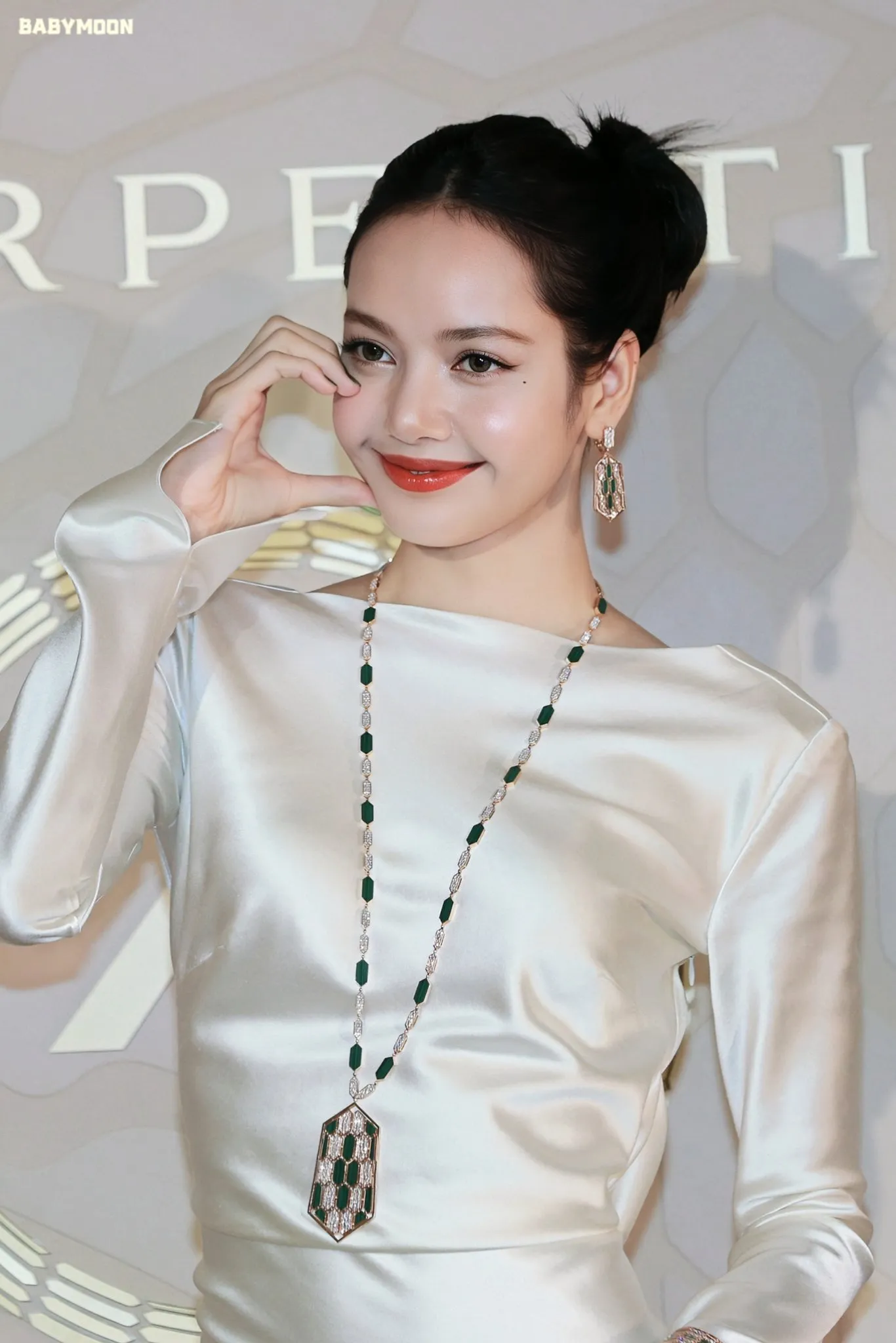 lisa-va-yg-chua-dat-thoa-thuan-hop-dong-1