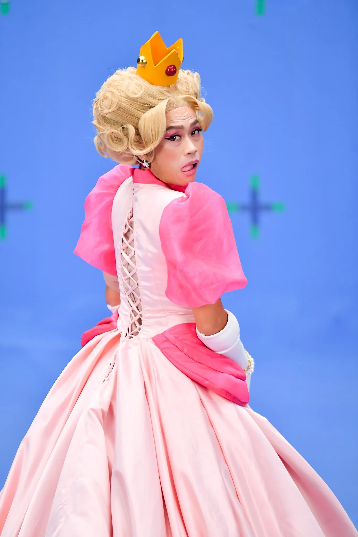 hoai-linh-tai-xuat-lam-cong-chua-dam-vinh-hung-lam-mario