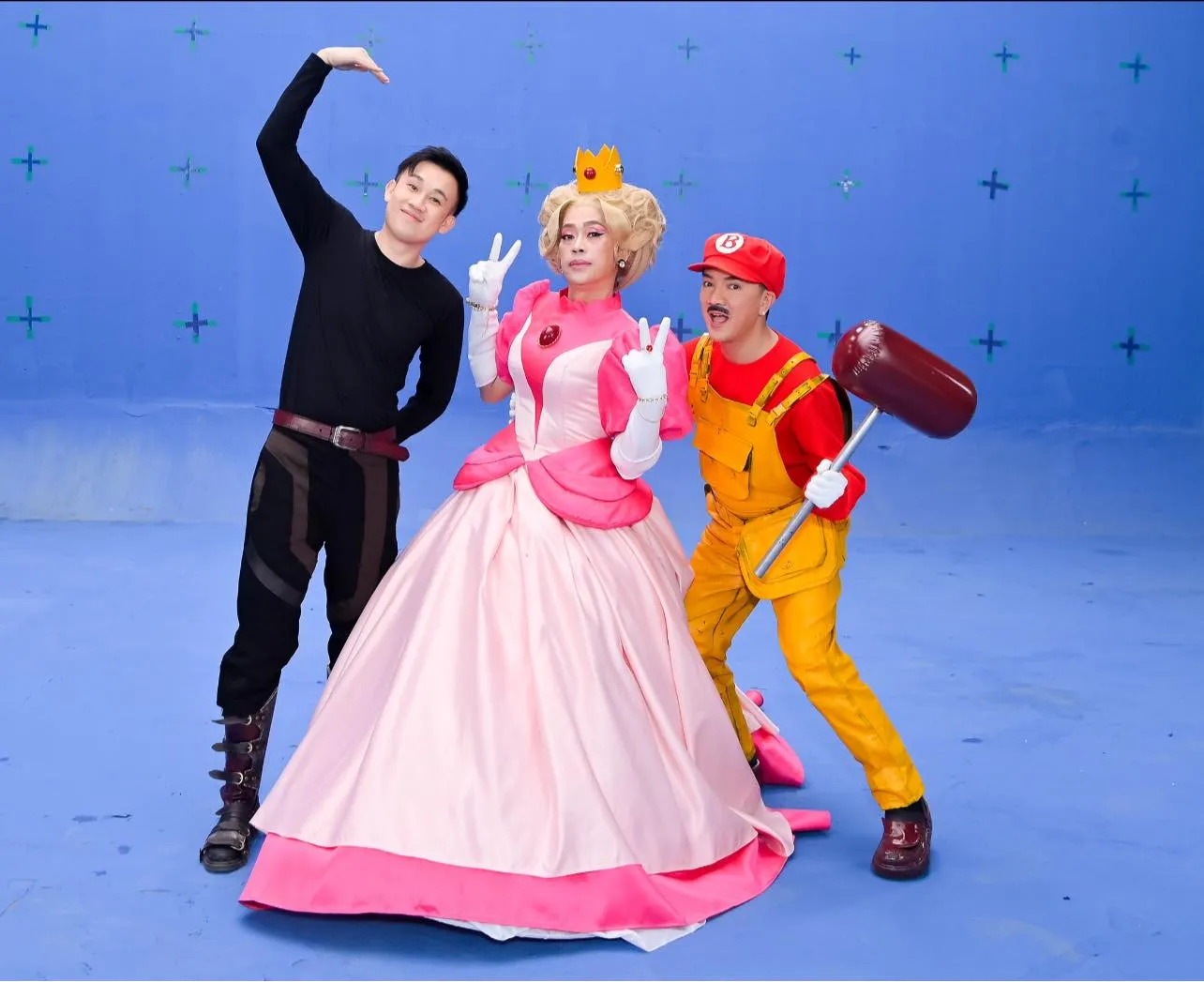 hoai-linh-tai-xuat-lam-cong-chua-dam-vinh-hung-lam-mario-2