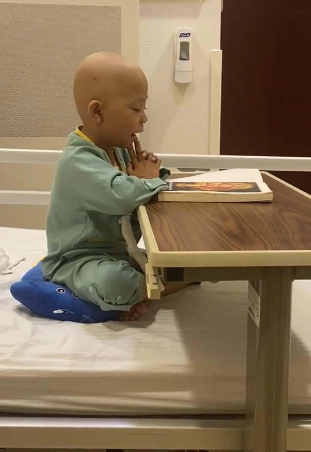 cau-be-mac-ung-thu-tu-4-thang-tuoi-tung-kinh-niem-phat-moi-ngay-tren-giuong-benh